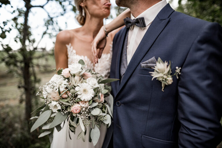 Elegante Details – Nahaufnahmen von Hochzeitskleid und Anzug im Burgenland