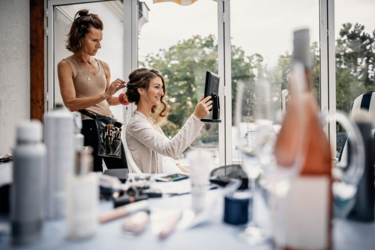 Hochzeitsfotografie Burgenland – Die Braut beim Styling vor der Trauung