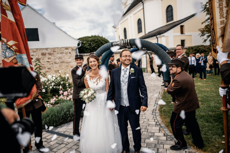 Traditionelle Hochzeit im Burgenland – Feierliches Brautpaar-Foto mit der örtlichen Feuerwehr