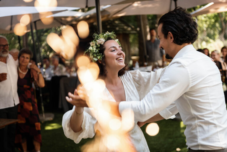 Erster Tanz – Intimer Moment bei einer kleinen standesamtlichen Hochzeit