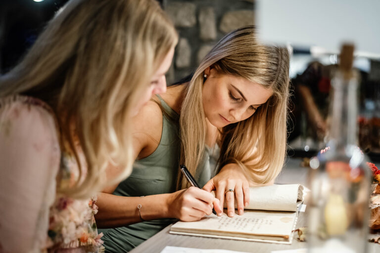 Buch der Erinnerungen – Persönliche Anekdoten und besondere Momente der Hochzeit festgehalten