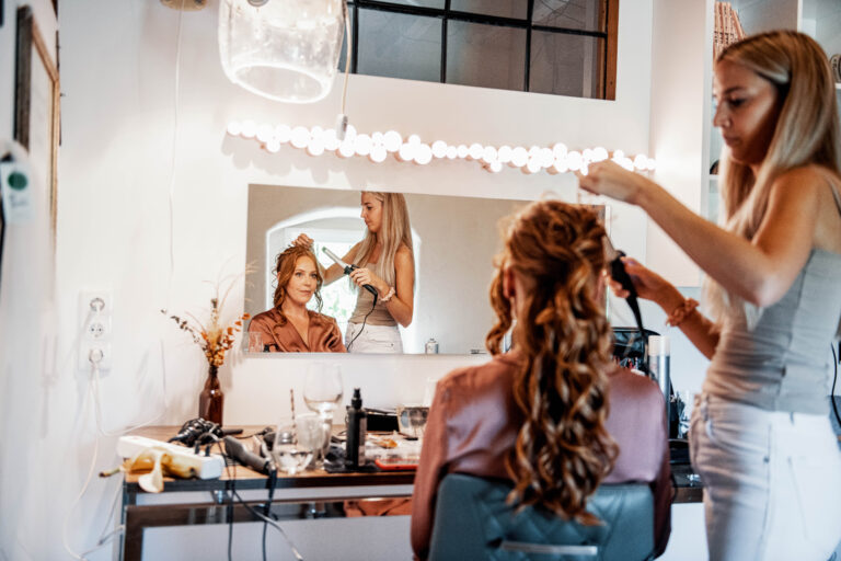 Hochzeitsfotograf Niederösterreich – Braut beim Styling im Hotelzimmer