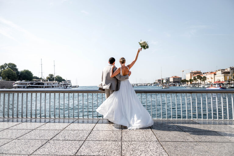 Romantisches Brautpaar – Auf einer Brücke mit Blick aufs Meer in Kroatien