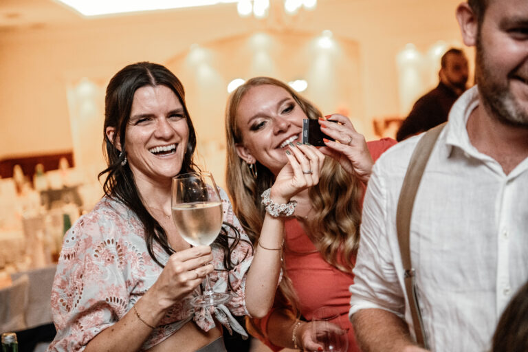 Lustige Erinnerungen – Gäste feiern mit der Fotobox nach der Hochzeitsparty